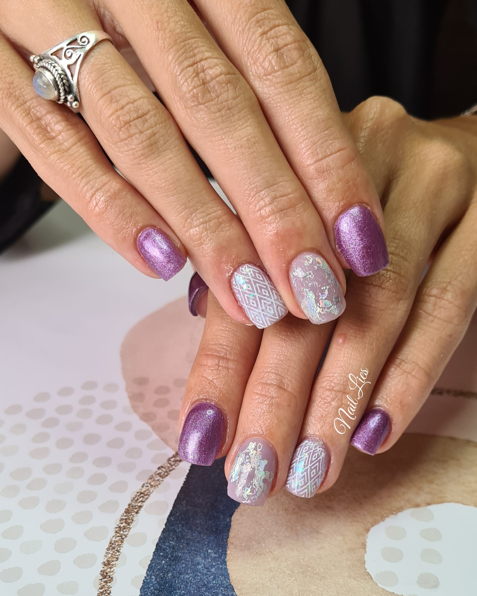 Paarse glanzende nagels met zilverkleurige glitteraccenten